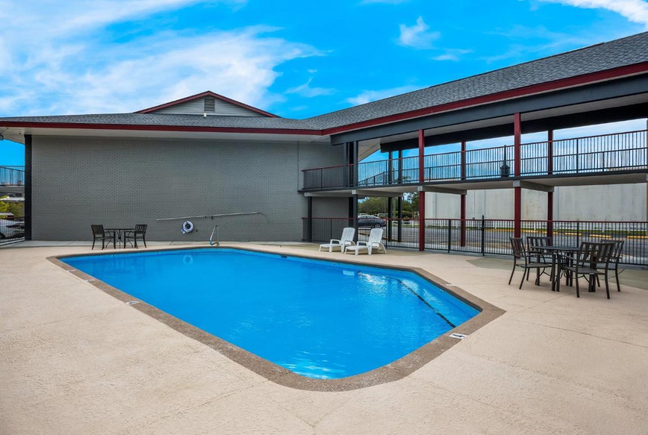 Red Roof Inn & Suites Thomasville Exterior photo